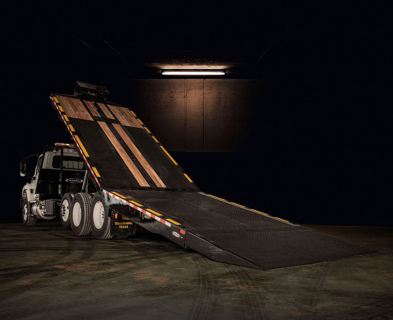 Ledwell custom hydraulic trail truck - HydraTilt Truck